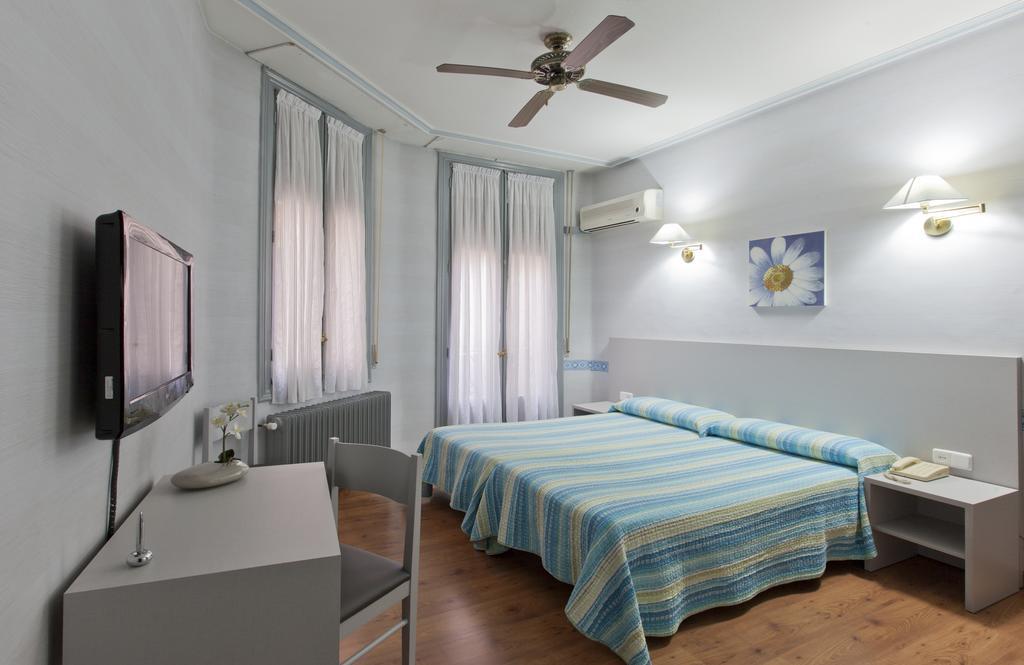 Hostal Andorra 马德里 外观 照片