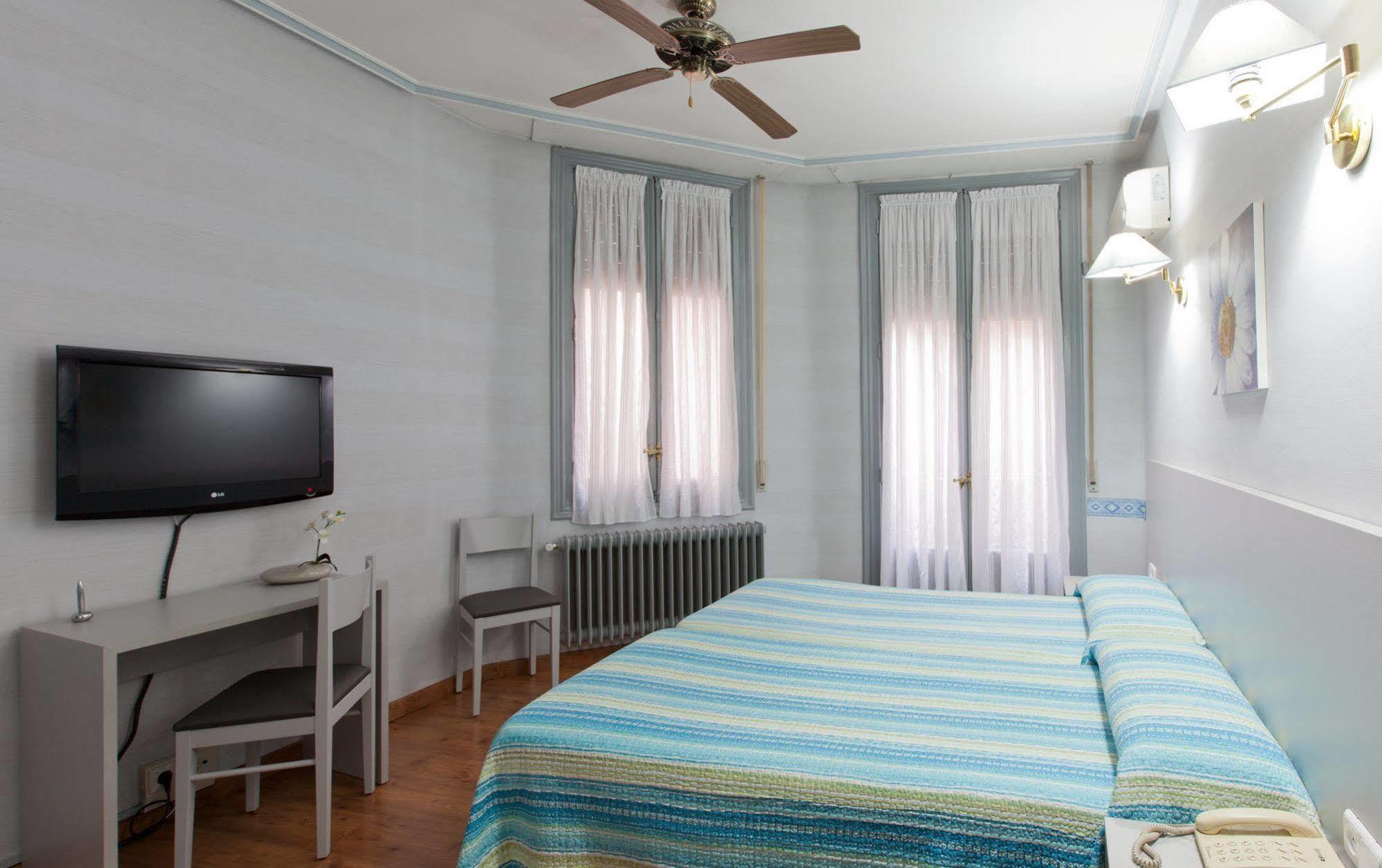 Hostal Andorra 马德里 外观 照片